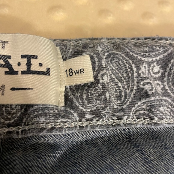 ARIAT - Picture 3 of 5